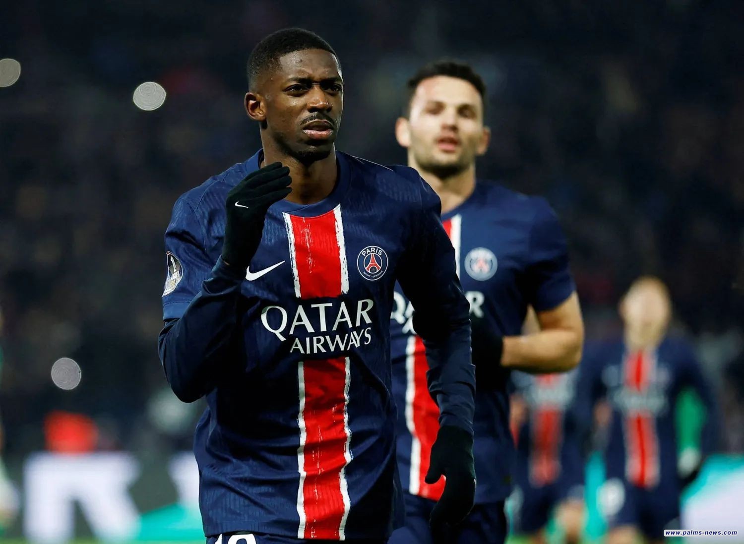 اللاعب الفرنسي عثمان دمبيلي يفوز بجائزة الكرة الذهبية لعام ٢٠٢٥ للمرة الأولى في مسيرته الكروية.